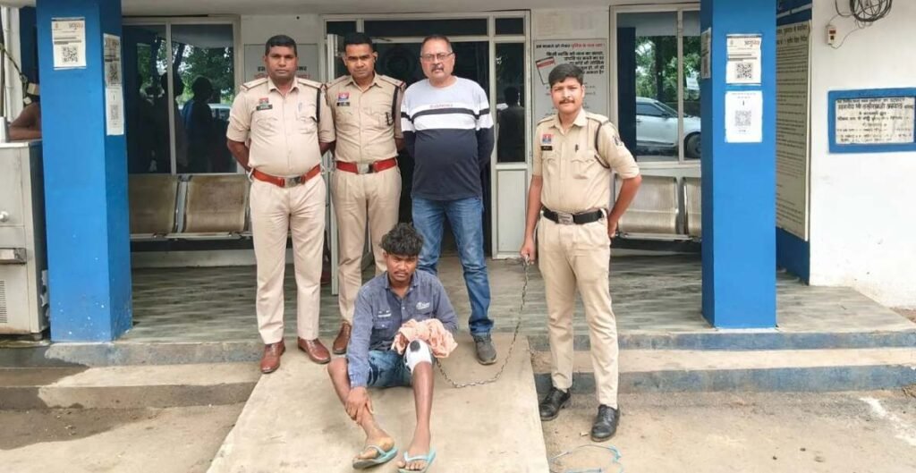 शादी समारोह से लौटने के दौरान युवती से दुष्कर्म, फोन पर बात करने रुकी तो बाइक से आया आरोपी, भवन के पीछे किया दुष्कर्म, हुआ गिरफ्तार..