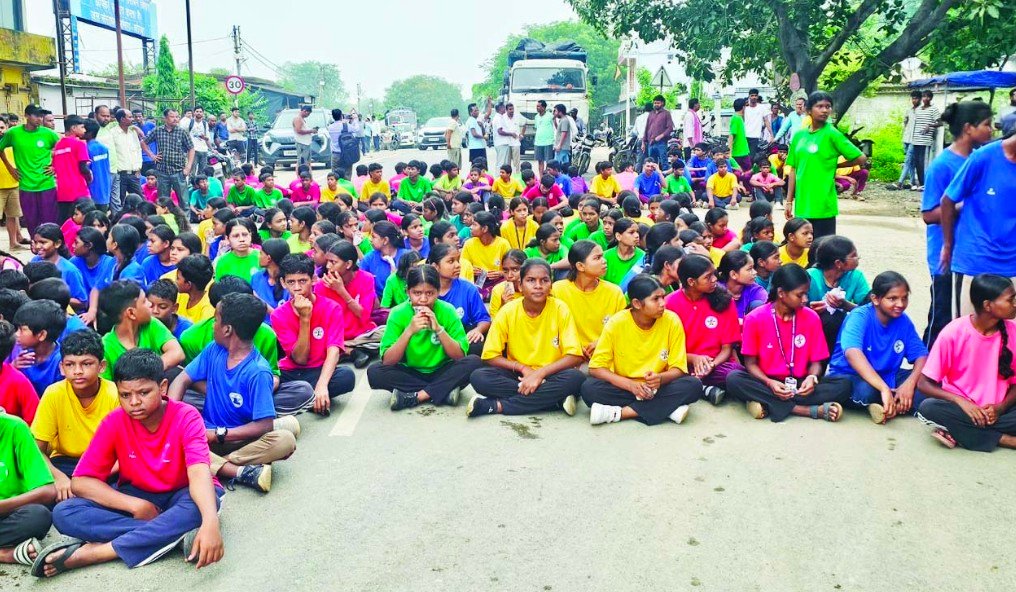 प्राचार्य और अधीक्षिका को हटाने एकलव्य विद्यालय के छात्रों ने किया चक्का जाम..